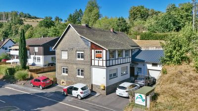 Großes Einfamilienhaus nahe Ortskern Morsbach: Viel Platz, viele Zimmer, Garage & Schuppen
