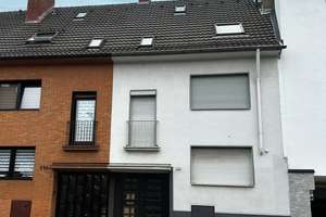 Leerstehendes, renovierungsbedürftiges Zweifamilienhaus mit Garten in Köln-Ossendorf