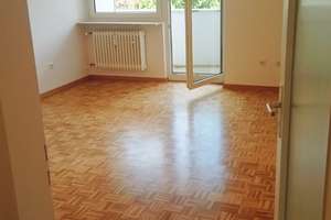 Von Privat neu renovierte 2 Zimmer Wohnung mit Südbalkon in München Solln mit idealer Raumaufteilung