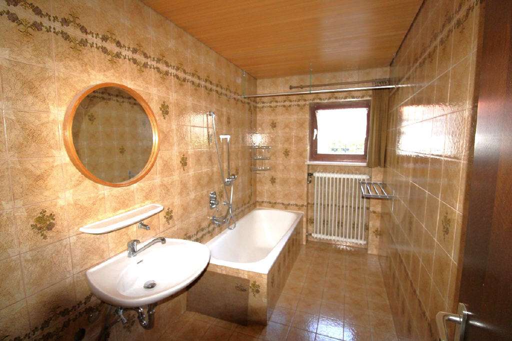 Immobilie in Fischach - Zweifamilienhaus mit viel Potential in begehrter Lage Fischachs - Bild 3