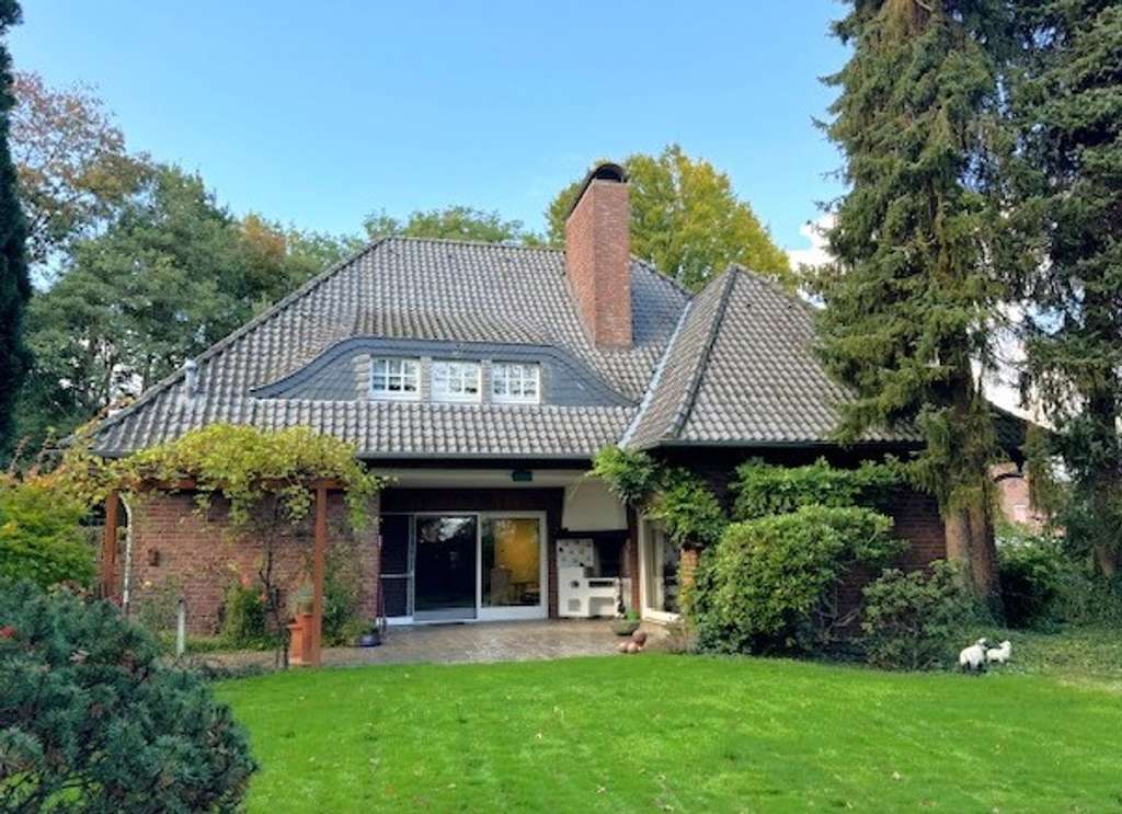 - Wohnhaus im Landhausstil mit gepflegtem, großen Garten in Waldrandwohnlage  -