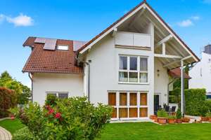 Gepflegtes Dreifamilienhaus in bevorzugter Lage in Kraichtal-Unteröwisheim