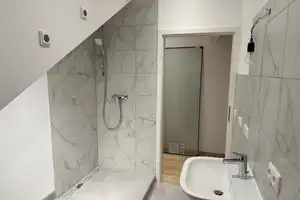 Frisch Renoviert - Dachgeschosswohnung in ruhiger Lage mit großzügigem Balkon und Tiefgaragenstellpl – München – Vorschaubild 5