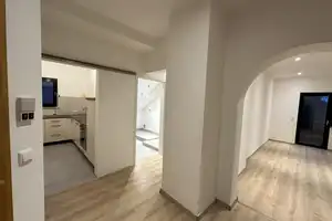 Frisch Renoviert - Dachgeschosswohnung in ruhiger Lage mit großzügigem Balkon und Tiefgaragenstellpl – München – Vorschaubild 8