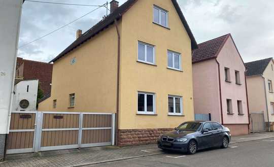 ++ Freistehendes Wohnhaus mit Freisitz, Hof und Nebengebäude mit Ausbaupotential ! ++