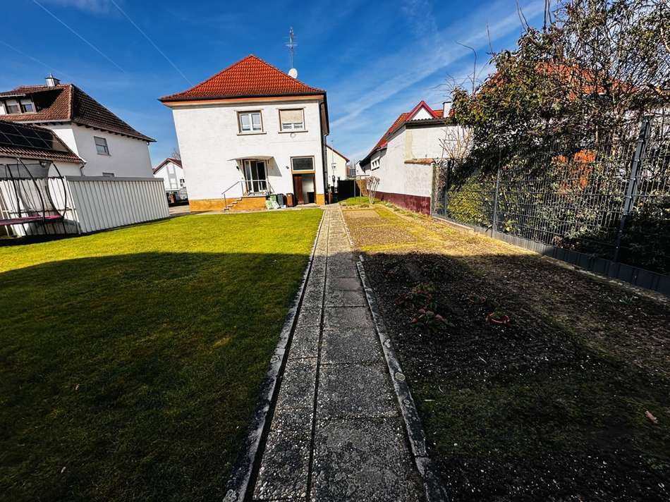 Weg vom Garten ans Haus