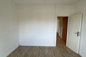 Familienfreundliches Zuhause! Helle 3-Zimmer-Wohnung mit moderner Einbauküche und einladendem Balkon – Wolgograder Allee 58, 9123 Hutholz, Chemnitz – Vorschaubild 4