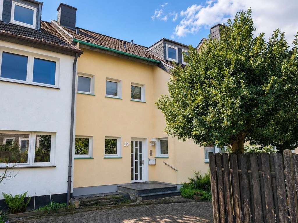 Immobilie in Wülfrath - Familienfreundliches Reihenhaus mit Garten, Balkon und Stellplatz in zentraler Lage von Wülfrath - Bild 1