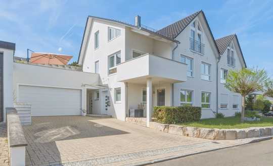Moderne Designer-Doppelhaushälfte mit Einliegerwohnung & Albpanorama in Pfullingen