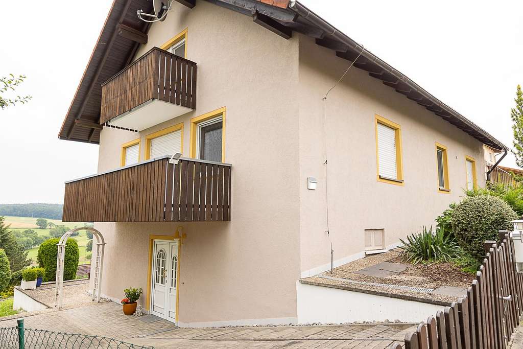 Immobilie in Markt Taschendorf - Großes Einfamilienhaus mit wunderschöne Aussichten auf den Steigerwald - Bild 1