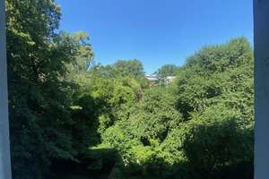LONG TERM OFFER: Zentrale Altbauwohnung mit Neubauaustattung und Blick ins Grüne  – Straße der Pariser Kommune 29, 10243 Friedrichshain, Berlin – Vorschaubild 2