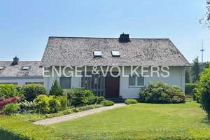 Einfamilienhaus mit großem Garten und Garage in bester Lage