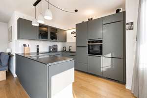 Luxuriöse Eigentumswohnung mit Designküche, Balkon und Stellplatz in Köln-Rodenkirchen – Die vollständige Adresse der Immobilie erhältst du vom Anbieter., 50996 Rodenkirchen (Ortsteil), Köln – Vorschaubild 3
