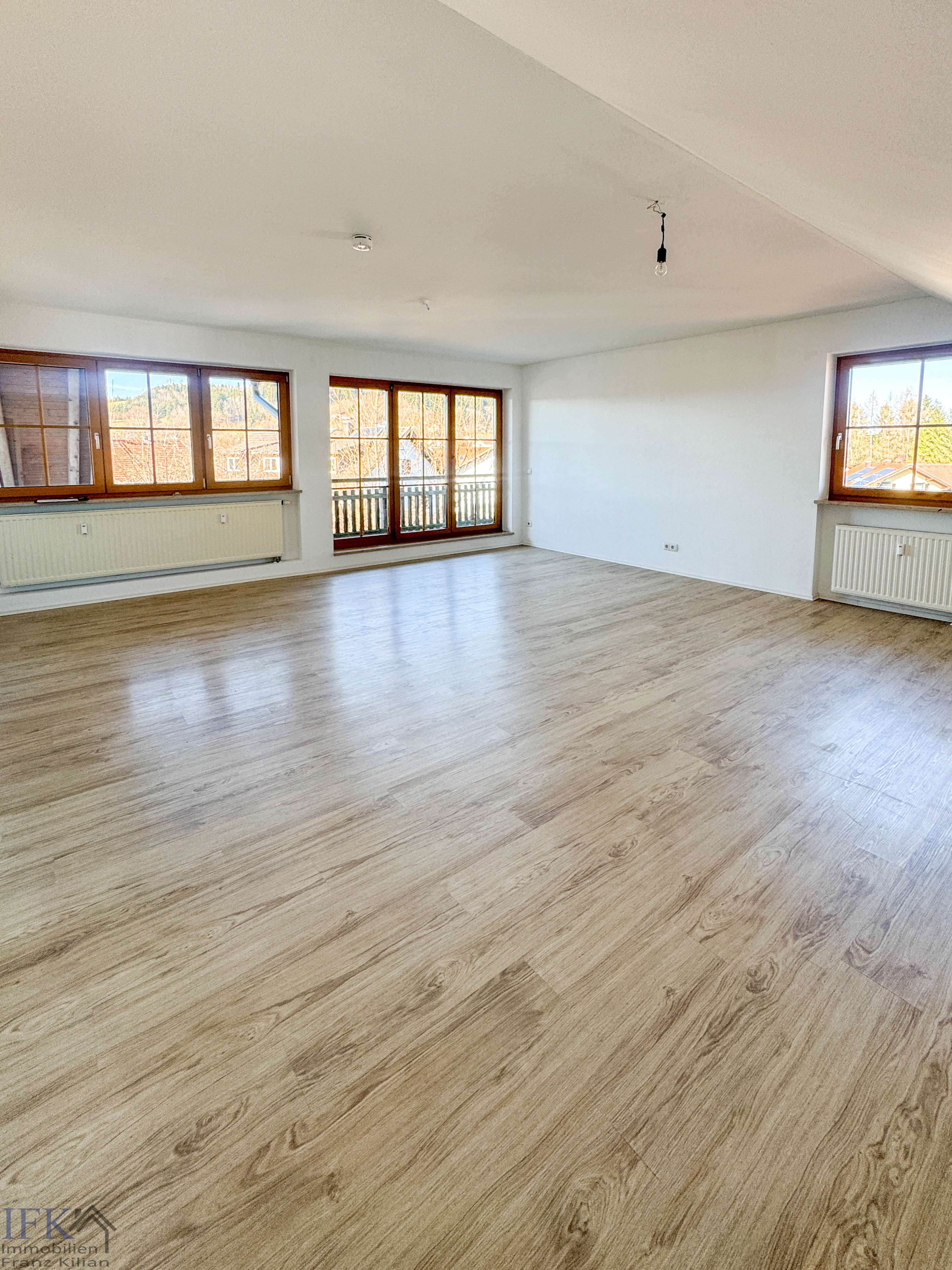 Immobilie in Peiting - Sofort bezugsfreie 3-Zimmer-Dachgeschoßwohnung mit Weitblick in Peiting! - Bild 3