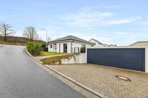 Moderner Bungalow mit offener Küche, Doppelgarage und tollem Ausblick – Kulmbach (Kreis) – Vorschaubild 2