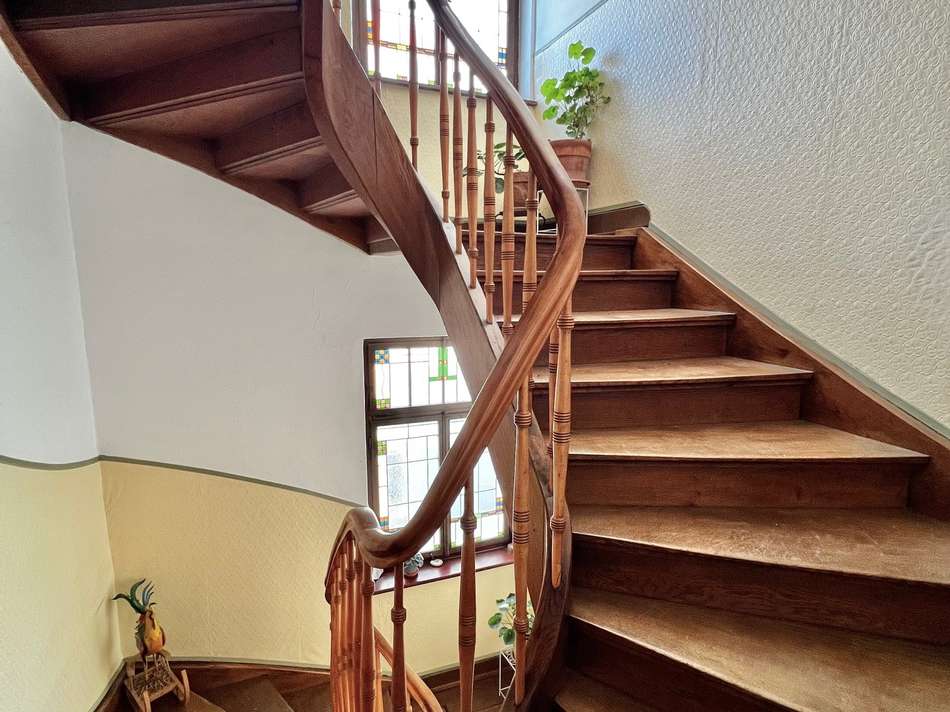  Treppenhaus in Eiche mit b...
