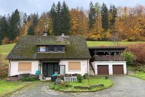 Ein Einfamilienhaus wartet auf seine Entwicklung
ZWANGSVERSTEIGERUNG 23.04.2025
 – Main-Spessart (Kreis) – Vorschaubild 1