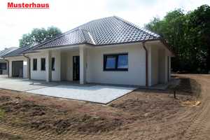 Moderner Neubau-Winkelwalmdachbungalow mit unverbaubarem Blick in Südlage – Emsland (Kreis) – Vorschaubild 1