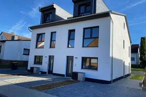 Doppelhaushälfte Modern, groß,  neuwertig. Energie A+
Kapitalanlage / zeitnaher Eigenbedarf möglich – Die vollständige Adresse der Immobilie erhältst du vom Anbieter., 61184 Karben – Vorschaubild 2