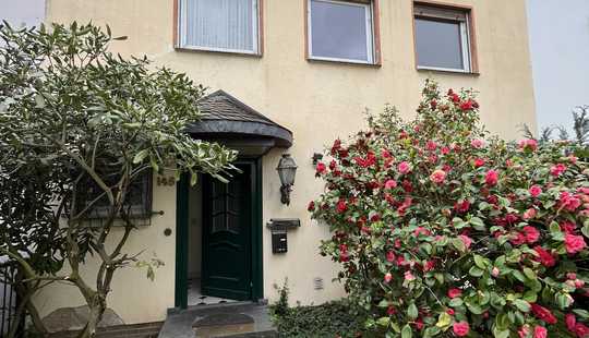 Bild von Reihenmittelhaus mit großem Garten und Balkon