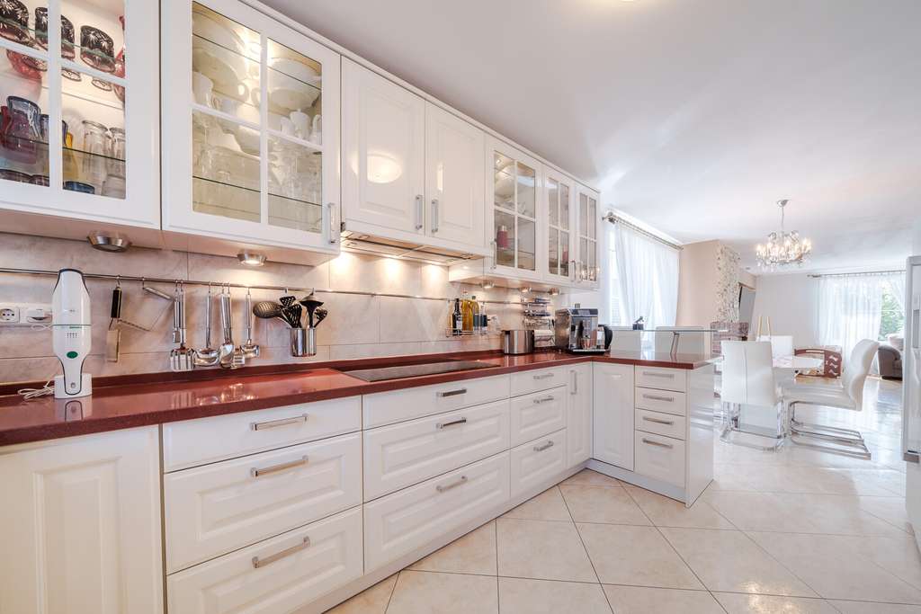 Immobilie in Grävenwiesbach - Großes, flexibel nutzbares Familiendomizil in beliebter Lage mit Garten, Garage und PV-Anlage - Bild 3