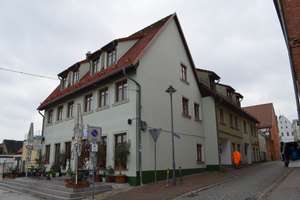 Sonniges Mehrfamilenhaus in exklusiver Lage am Peeneufer mit 7 Wohneinheiten, 2 Gewerbeeinheiten – Kleinbrückenstraße 6, 17438 Wolgast – Vorschaubild 3