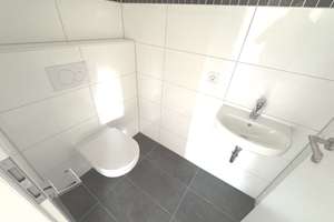 ERSTBEZUG! Sonnige und großzügige 3-Zimmer-Dachgeschoss-Wohnung mit Balkon und moderner Einbauküche! – Lavendelweg 8, 85551 Kirchheim bei München – Vorschaubild 23