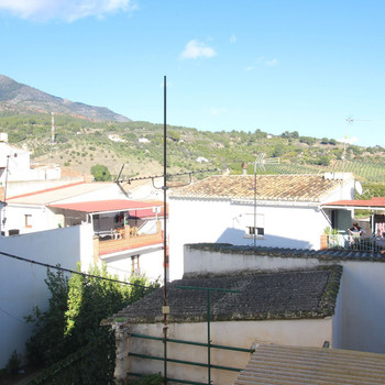 DORFHAUS MIT 3 TERRASSEN UND GROSSEM POTENZIAL. ALOZAINA. MALAGA
