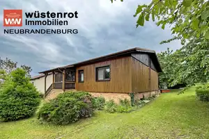 IDYLLE IN DER STADT: HAUS MIT EINBAUKÜCHE + VOLLKELLER + NEBENGEBÄUDE + GROSSEM GRUNDSTÜCK – Mecklenburg-Strelitz (Kreis) – Vorschaubild 1