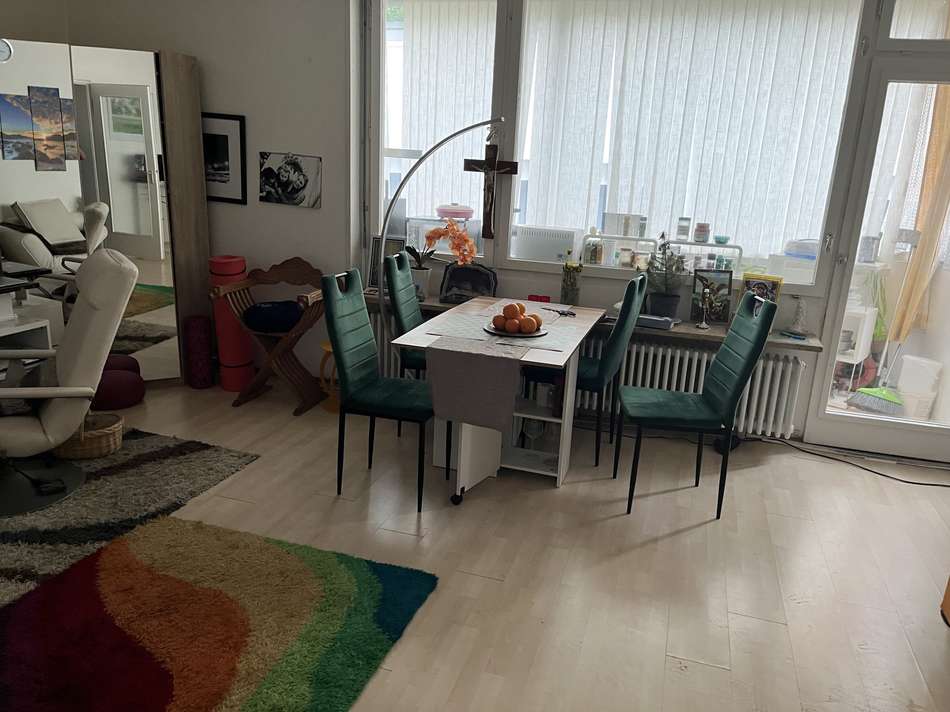 Blick Wohnzimmer auf Fenster