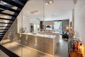 Möbliert: Luxuriöses Townhouse in ruhiger Innenhoflage mitten in der Maxvorstadt