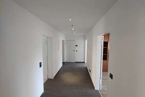 Großzügige 125 m² Wohnung mit lichtdurchflutetem Wohn-/Essbereich und großem Balkon in Top-Lage