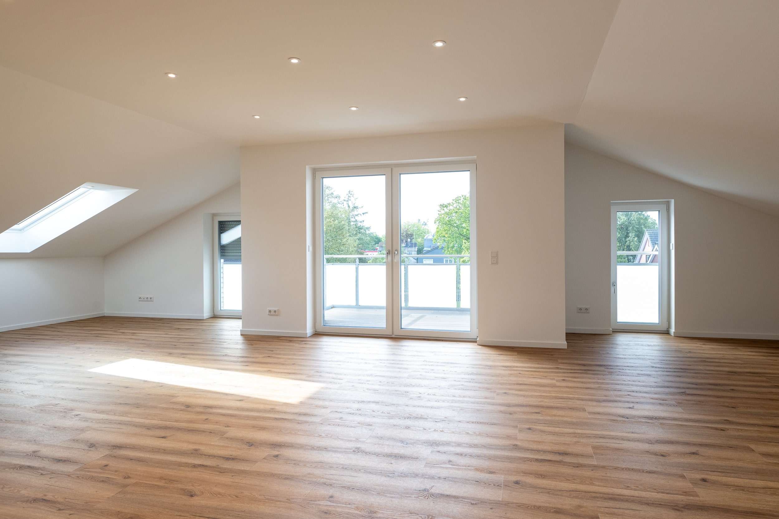 Immobilie in Friedrichstadt - Exklusive KfW-55 Dachgeschoss-ETW in bevorzugter Wohnlage mit 2 Balkonen und Stellplatz - Bild 5