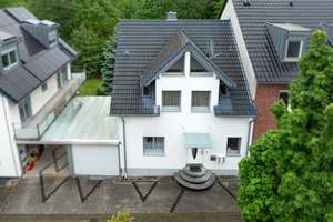 Großzügige Doppelhaushälfte mit weitläufigem Garten und Garage in Seenähe