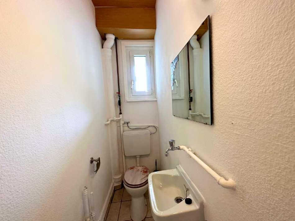 separates WC