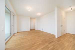 Neuwertige 3-Zimmer Wohnung mit Einbauküche und Loggia mit Alpenblick – München – Vorschaubild 3