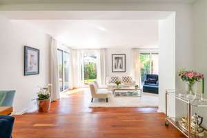 Juwel in zauberhafter Gartenlage: stilvoll modernisierte Haushälfte