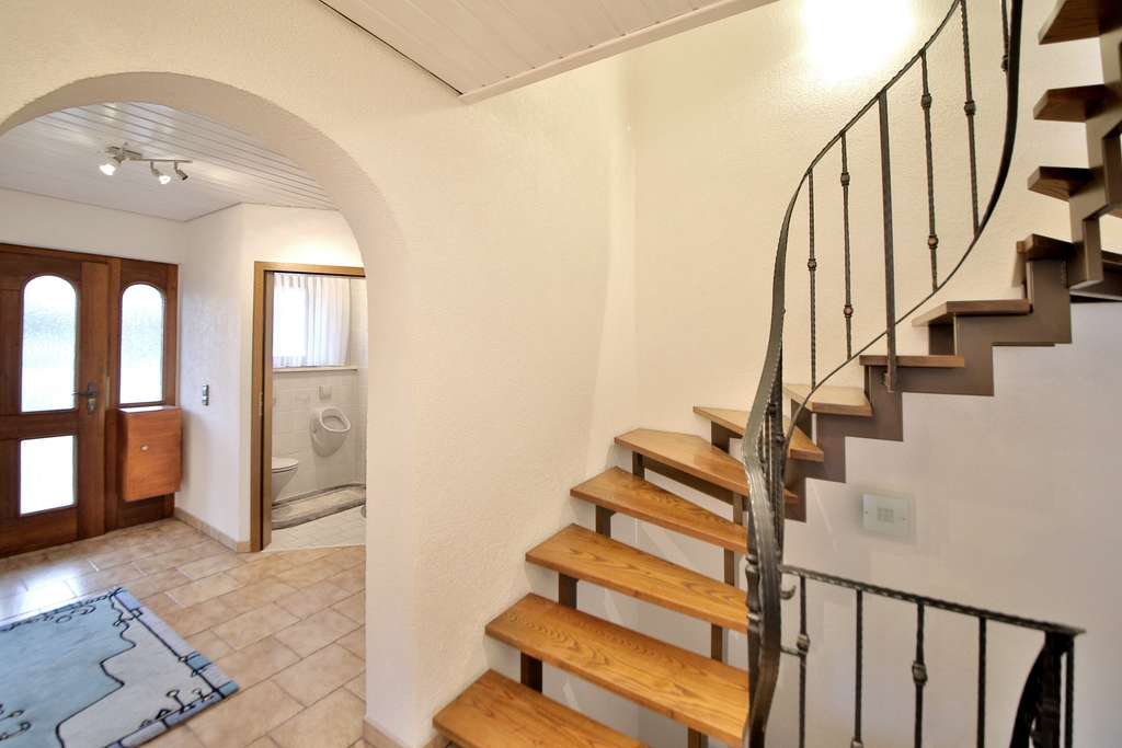 Immobilie in Knittlingen - Charmante Doppelhaushälfte mit viel Platz für die Familie – Balkon, Garten & Garage - Bild 3