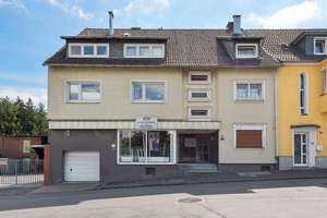 *neu*Attraktive 5-Zimmerwohnung im Dachgeschoss mit zwei Bädern mit Garten