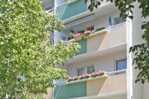 Wohnung mit Westbalkon in bester Lage – Grünauer Allee 54, 4209 Leipzig – Vorschaubild 1
