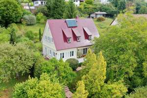 Stilvoll saniertes Stadthaus mit Altbaucharme und großem Garten