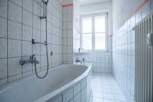 Do it yourself: Handwerker-Wohnung – 3 Zimmer – mit Balkon, Badewanne und Tageslichtbad – Holteistraße 5, 10245 Berlin – Vorschaubild 3