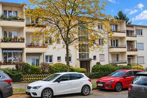 STEGLITZ - 2 Zimmer. Gartenblick. 1. OG. 2 Balkone. Mit Parkplatz. Sanierungsbedürftig.