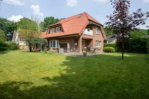 EINZIEHEN UND WOHLFÜHLEN. FAMILIENTRAUM MIT SONNIGEM GARTEN UND HOHER PRIVATSPHÄRE. – Ammerland (Kreis) – Vorschaubild 2