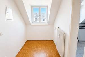 2-Zimmer-DG-Wohnung mit Küche und Loggia in Schwabing – Reventlowstr. 3, 80805 Münchner Freiheit, München – Vorschaubild 3