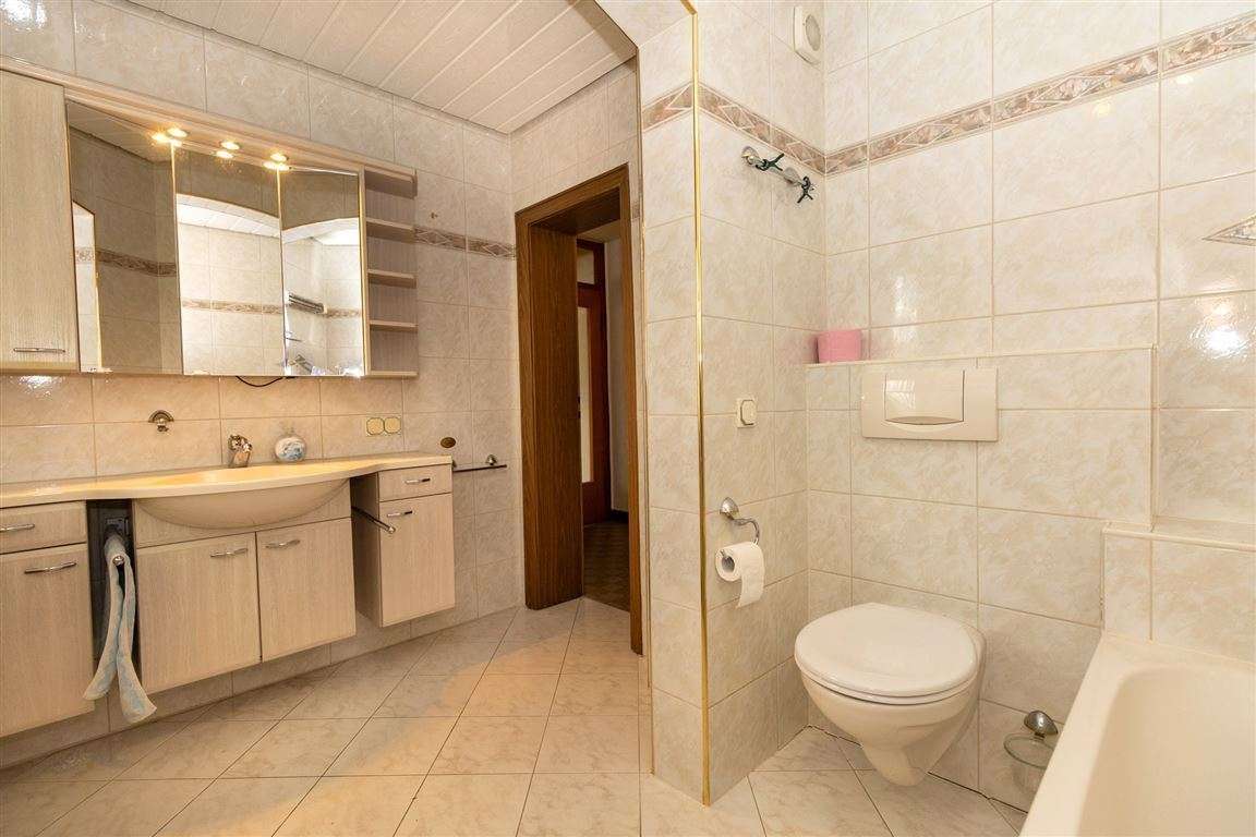 Immobilie in Berkatal - Geräumig, bezahlbar und ruhig gelegen: Massives Ein- bis Zweifamilienhaus mit Garten und Garage - Bild 4