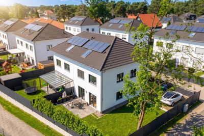 Neuwertige Doppelhaushälfte mit Dachstudio –
Bereit zum Einzug