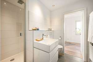 Große Gartenträume in Frankfurt – Familienhaus mit Dachstudio & Platz für alle – 65933 Griesheim, Frankfurt am Main – Vorschaubild 16