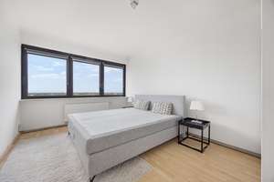 Skylineblick aus der 21. Etage, urbanes Living über den Dächern Hamburgs – Die vollständige Adresse der Immobilie erhältst du vom Anbieter., 22083 Barmbek-Süd, Hamburg – Vorschaubild 13