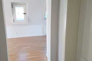 Stilvolle, neuwertige 2,5-Zimmer-Dachgeschosswohnung mit EBK in Stuttgart – Fetzerstrasse 10, 70199 Stuttgart – Vorschaubild 3